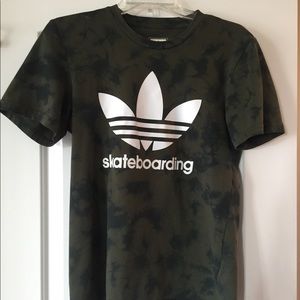 Adidas boys tee shirt (small)